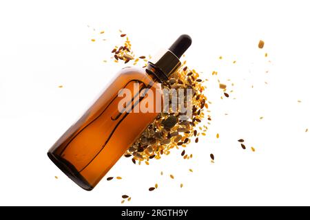 Natürliche Bio Öl isoliert auf weißem Hintergrund. Körperöl in braunen Flasche. Stockfoto