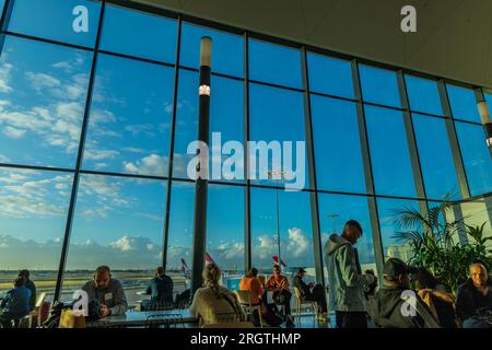 Sydney, Australien: 10. Mai 2023: Passagiere am Sydney Airport, Sydney Australien. Es ist der geschäftigste Flughafen in Australien Stockfoto