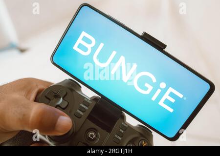 Brasilien. 11. Aug. 2023. In dieser Fotoabbildung spielt eine Person auf einem Joystick und das Bungie-Logo wird auf einem Smartphone-Bildschirm angezeigt. (Kreditbild: © Rafael Henrique/SOPA Images via ZUMA Press Wire) NUR REDAKTIONELLE VERWENDUNG! Nicht für den kommerziellen GEBRAUCH! Kredit: ZUMA Press, Inc./Alamy Live News Stockfoto