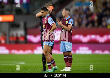 Schiedsrichter Pawson Craig zeigt Anass Zaroury #19 des Burnley FC während des Premier League-Spiels zwischen Burnley und Manchester City am Freitag, den 11. August 2023 in Turf Moor, Burnley, die rote Karte. (Foto: Mike Morese | MI News) Guthaben: MI News & Sport /Alamy Live News Stockfoto