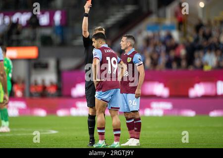 Schiedsrichter Pawson Craig zeigt Anass Zaroury #19 des Burnley FC während des Premier League-Spiels zwischen Burnley und Manchester City am Freitag, den 11. August 2023 in Turf Moor, Burnley, die rote Karte. (Foto: Mike Morese | MI News) Guthaben: MI News & Sport /Alamy Live News Stockfoto