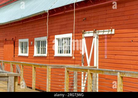 ICY STRAIT, ALASKA - 9. Mai 2023: Die Icy Strait ist eine Meerenge im Alexander-Archipel im Südosten Alaskas. Das nahegelegene Kreuzfahrtschiff Stockfoto