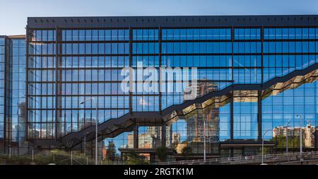 Detail des modernen Gebäudes Außenansicht des Seattle Convention Center Summit Building Washington USA. Downtown Seattle, Außenansicht Des Bürogebäudes, August 8,2023 Stockfoto