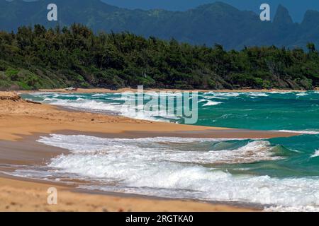 Eine wunderschöne Strandlandschaft entlang der Pazifikküste auf Kauai, Hawaii. Stockfoto