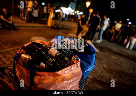 Berlin, Deutschland. 11. Aug. 2023. Der Bezirk Friedrichshain-Kreuzberg testet an der Admiralsbrücke einen Warngeräuschmesser, der übermäßige Lärmpegel durch ein rotes Licht anzeigt. Der Berliner Stadtteil Friedrichshain-Kreuzberg, der besonders bei Partygängern beliebt ist, möchte eine neue Methode anwenden, um dafür zu sorgen, dass die Leute, die auf der Straße feiern, ruhiger und weniger nervig für die Bewohner sind. Kredit: Fabian Sommer/dpa/Alamy Live News Stockfoto