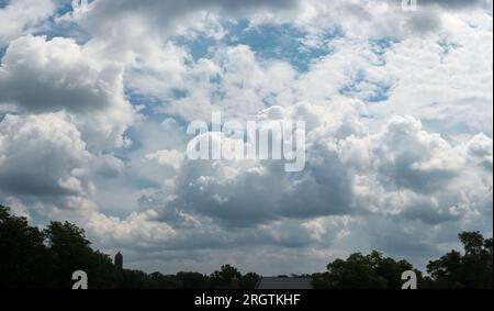 Die Skyline von Bäumen und ein Kirchturm mit Wolken. Lincoln, Nebraska, USA. Stockfoto