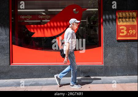 Madrid, Spanien. 10. Aug. 2023. Ein Fußgänger geht an der spanischen Supermarktkette Alcampo in Spanien vorbei. (Foto: Xavi Lopez/SOPA Images/Sipa USA) Guthaben: SIPA USA/Alamy Live News Stockfoto