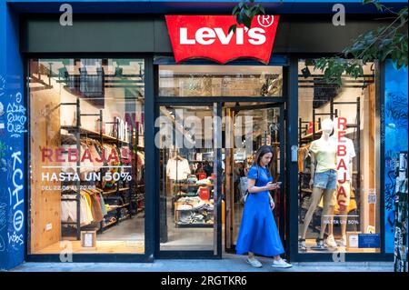 Madrid, Spanien. 10. Aug. 2023. Ein Käufer verlässt die Marke des amerikanischen Bekleidungsunternehmens, Levi’s (Levis) Store und Logo in Spanien. (Foto: Xavi Lopez/SOPA Images/Sipa USA) Guthaben: SIPA USA/Alamy Live News Stockfoto