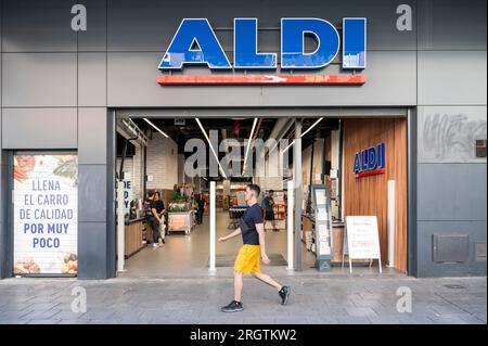 Madrid, Spanien. 10. Aug. 2023. Ein Fußgänger geht an der deutschen multinationalen, familiengeführten Discount-Supermarktkette Aldi in Spanien vorbei. (Foto: Xavi Lopez/SOPA Images/Sipa USA) Guthaben: SIPA USA/Alamy Live News Stockfoto