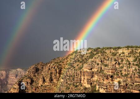 Ein doppelter Regenbogen über dem Desert View Watchtower im Grand Canyon National Park, Arizona Stockfoto