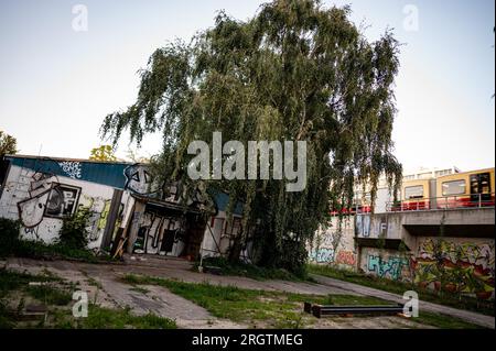 Berlin, Deutschland. 11. Aug. 2023. Der neue Standort des Clubs 'Zukunft am Ostkreuz' auf einer Clubtour mit dem Motto 'gegen den weiteren Bau der A100 Jahre'. Kredit: Fabian Sommer/dpa/Alamy Live News Stockfoto