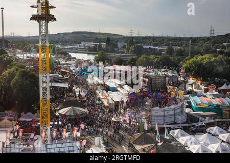 Herne, Deutschland. 11. Aug. 2023. Die Messe von oben, vom großen Riesenrad aus gesehen. Die Kirmes an ihrem bisher geschäftigsten Tag, in herrlichem Sonnenschein und warmen Temperaturen, die die Massen anziehen. Die Cranger Kirmes ist eine der größten in Deutschland. Die beliebte Messe zieht während ihres 10-tägigen Laufs regelmäßig mehr als 4m Besucher an, wobei die überwiegende Mehrheit am letzten Wochenende teilnimmt. Die Messe stammt aus dem frühen 18. Jahrhundert in Crange. Kredit: Imageplotter/Alamy Live News Stockfoto