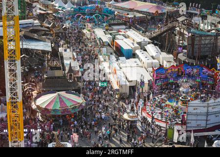 Herne, Deutschland. 11. Aug. 2023. Die Messe von oben, vom großen Riesenrad aus gesehen. Die Kirmes an ihrem bisher geschäftigsten Tag, in herrlichem Sonnenschein und warmen Temperaturen, die die Massen anziehen. Die Cranger Kirmes ist eine der größten in Deutschland. Die beliebte Messe zieht während ihres 10-tägigen Laufs regelmäßig mehr als 4m Besucher an, wobei die überwiegende Mehrheit am letzten Wochenende teilnimmt. Die Messe stammt aus dem frühen 18. Jahrhundert in Crange. Kredit: Imageplotter/Alamy Live News Stockfoto