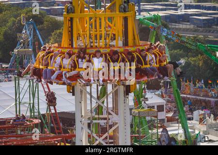 Herne, Deutschland. 11. Aug. 2023. Die Cranger Kirmes ist eine der größten in Deutschland. Die beliebte Messe zieht während ihres 10-tägigen Laufs regelmäßig mehr als 4m Besucher an, wobei die überwiegende Mehrheit am letzten Wochenende teilnimmt. Die Messe stammt aus dem frühen 18. Jahrhundert in Crange. Kredit: Imageplotter/Alamy Live News Stockfoto