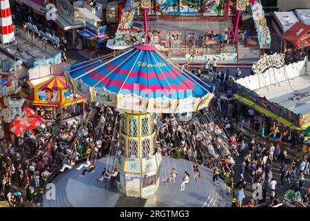 Herne, Deutschland. 11. Aug. 2023. Die Messe von oben, vom großen Riesenrad aus gesehen. Die Kirmes an ihrem bisher geschäftigsten Tag, in herrlichem Sonnenschein und warmen Temperaturen, die die Massen anziehen. Die Cranger Kirmes ist eine der größten in Deutschland. Die beliebte Messe zieht während ihres 10-tägigen Laufs regelmäßig mehr als 4m Besucher an, wobei die überwiegende Mehrheit am letzten Wochenende teilnimmt. Die Messe stammt aus dem frühen 18. Jahrhundert in Crange. Kredit: Imageplotter/Alamy Live News Stockfoto