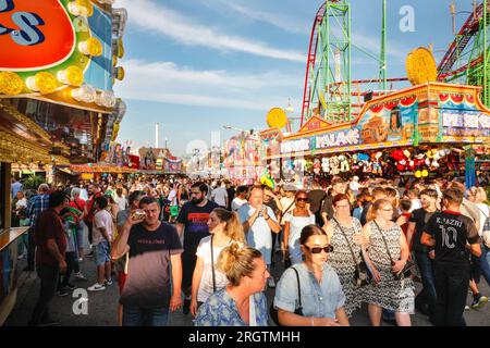 Herne, Deutschland. 11. Aug. 2023. Die Kirmes an ihrem bisher geschäftigsten Tag, in herrlichem Sonnenschein und warmen Temperaturen, die die Massen anziehen. Die Cranger Kirmes ist eine der größten in Deutschland. Die beliebte Messe zieht während ihres 10-tägigen Laufs regelmäßig mehr als 4m Besucher an, wobei die überwiegende Mehrheit am letzten Wochenende teilnimmt. Die Messe stammt aus dem frühen 18. Jahrhundert in Crange. Kredit: Imageplotter/Alamy Live News Stockfoto