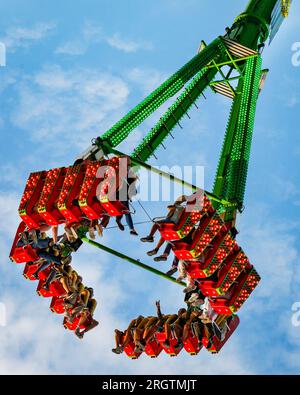 Herne, Deutschland. 11. Aug. 2023. Die Cranger Kirmes ist eine der größten in Deutschland. Die beliebte Messe zieht während ihres 10-tägigen Laufs regelmäßig mehr als 4m Besucher an, wobei die überwiegende Mehrheit am letzten Wochenende teilnimmt. Die Messe stammt aus dem frühen 18. Jahrhundert in Crange. Kredit: Imageplotter/Alamy Live News Stockfoto