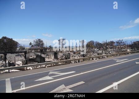 Lahaina, Usa. 10. Aug. 2023. Die Überreste ausgebrannter Häuser nach den Waldbränden, die den Großteil der historischen Stadt zerstörten, am 10. August 2023 in Lahaina, Maui, Hawaii. Waldbrände, die von starken Winden angefacht wurden, haben mindestens 55 Menschen getötet und Tausende von Häusern auf der Insel zerstört. Kredit: MSgt. Andrew Jackson/US Air Force Photo/Alamy Live News Stockfoto