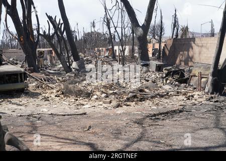 Lahaina, Usa. 10. Aug. 2023. Die Überreste ausgebrannter Häuser nach den Waldbränden, die den Großteil der historischen Stadt zerstörten, am 10. August 2023 in Lahaina, Maui, Hawaii. Waldbrände, die von starken Winden angefacht wurden, haben mindestens 55 Menschen getötet und Tausende von Häusern auf der Insel zerstört. Kredit: MSgt. Andrew Jackson/US Air Force Photo/Alamy Live News Stockfoto