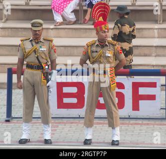 Indische Soldaten an der Grenze bei der Attari-Waga-Grenzzeremonie in Rajasthan, Indien Stockfoto