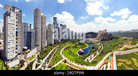 Panoramaaufnahme der Drohne vom Parque La Mexicana im Santa Fe-Viertel von Mexiko-Stadt, Mexiko Stockfoto