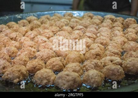 Bakso Goreng oder Fried Meatball Köstlichkeiten bieten einen befriedigenden Crunch auf der Außenseite, der eine herzhafte Explosion von Geschmäckern offenbart. Eine beliebte lokale Delikatesse Stockfoto