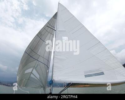 Nahaufnahme von Teilen eines Segelboots, das segelt: Mast, Hauptsegel, Leinwand, Ruder, Bug, stern, wetterfahne, Boom, Jib Stockfoto