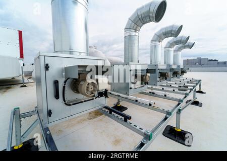 Die Klimaanlage und das Lüftungssystem eines großen Industriegebäudes Stockfoto