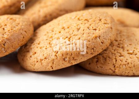 Runde Kekse aus Weizen- und Hafermehl, die poröse Struktur von echten runden Keksen, keine süßtrockenen und knusprigen Kekse Stockfoto