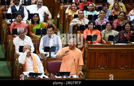 Lucknow, Indien. 11. Aug. 2023. LUCKNOW, INDIEN - AUGUST 11: Uttar Pradesh Chefminister Yogi Adityanath spricht am 11. August 2023 in Lucknow, Indien, auf der Monsoon-Sitzung der Versammlung in Vidhan Bhawan. (Foto: Deepak Gupta/Hindustan Times/Sipa USA) Guthaben: SIPA USA/Alamy Live News Stockfoto