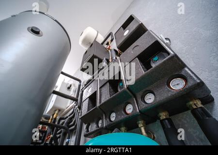 Moderner elektrischer Heizraum im Haus Stockfoto