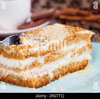 Ein Stück Kuchen wird aus einer großen Anzahl von Zutaten hergestellt, Gebäck aus Kuchen und Sahne, süßes und köstliches mehrschichtiges Dessert Stockfoto