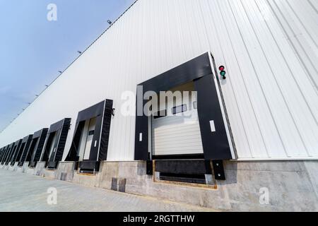 Lagertor zum Be- und Entladen von Fracht in einem verteilten Zentrum Stockfoto