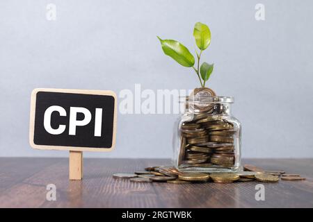 Der Verbraucherpreisindex oder sein bekanntes Akronym ist der CPI. Auf Wellpapieretiketten sind auch ein Taschenrechner und eine Berechnungsformel für vorhanden Stockfoto