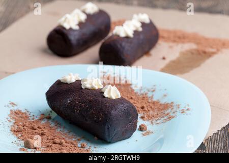Sehr süß traditionell für Weißrussland und Russland Kuchenkartoffeln, der Kuchen besteht aus Butter, Zucker, Biskuitkuchen und anderen Zutaten, Nahaufnahme Stockfoto
