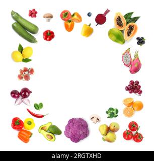 Rahmen mit verschiedenen frischen Früchten und Gemüse auf weißem Hintergrund, Draufsicht Stockfoto