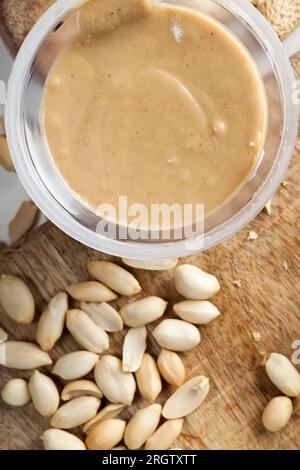 Teigwaren aus echten gerösteten Erdnüssen und andere Zutaten als Erdnüsse werden in der Paste verwendet, Erdnussbutter wird zur Herstellung von Brotsandwiches verwendet Stockfoto