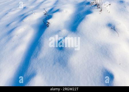 Große Schneewehen nach Schneefällen und Schneestürmen, die Wintersaison mit kaltem Wetter und vielen Niederschlägen in Form von Schnee Stockfoto