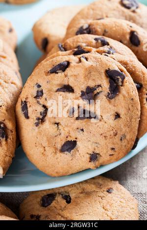 Haferflocken-Kekse und große Stücke süßer Schokolade zusammen, Kekse mit Schokoladenstücken innen, Nahtfutter für Desserts Stockfoto