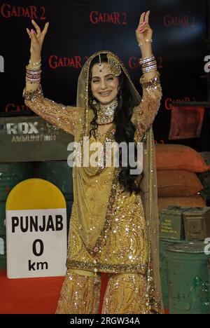 Mumbai, Indien. 11. Aug. 2023. Die Bollywood-Schauspielerin Ameesha Patel führt bei der Premiere ihres Films „Gadar 2“ in Mumbai einen Tanzschritt auf. Kredit: SOPA Images Limited/Alamy Live News Stockfoto