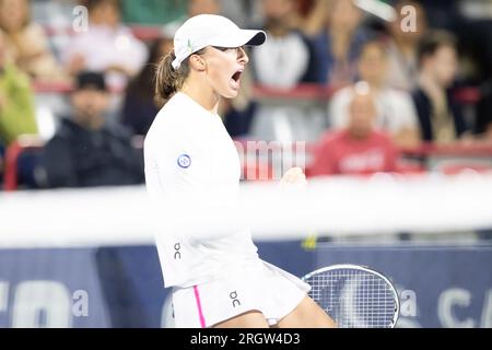 11. August 2023: Ida Swiatek (POL) feiert den Sieg ihres Viertelfinalspiels gegen Danielle Collins (USA) bei den WTA National Bank Open im IGA Stadium in Montreal, Quebec. Daniel Lea/CSM (Kreditbild: © Daniel Lea/Cal Sport Media) Kredit: CAL Sport Media/Alamy Live News Stockfoto