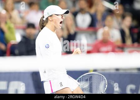 11. August 2023: Ida Swiatek (POL) feiert den Sieg ihres Viertelfinalspiels gegen Danielle Collins (USA) bei den WTA National Bank Open im IGA Stadium in Montreal, Quebec. Daniel Lea/CSM (Kreditbild: © Daniel Lea/Cal Sport Media) Kredit: CAL Sport Media/Alamy Live News Stockfoto