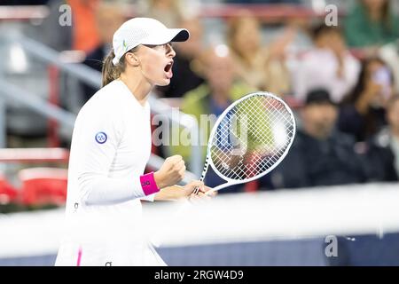 11. August 2023: Ida Swiatek (POL) feiert den Sieg ihres Viertelfinalspiels gegen Danielle Collins (USA) bei den WTA National Bank Open im IGA Stadium in Montreal, Quebec. Daniel Lea/CSM (Kreditbild: © Daniel Lea/Cal Sport Media) Kredit: CAL Sport Media/Alamy Live News Stockfoto