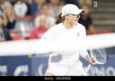 11. August 2023: Ida Swiatek (POL) feiert den Sieg ihres Viertelfinalspiels gegen Danielle Collins (USA) bei den WTA National Bank Open im IGA Stadium in Montreal, Quebec. Daniel Lea/CSM (Kreditbild: © Daniel Lea/Cal Sport Media) Kredit: CAL Sport Media/Alamy Live News Stockfoto