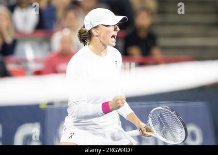 11. August 2023: Ida Swiatek (POL) feiert den Sieg ihres Viertelfinalspiels gegen Danielle Collins (USA) bei den WTA National Bank Open im IGA Stadium in Montreal, Quebec. Daniel Lea/CSM (Kreditbild: © Daniel Lea/Cal Sport Media) Kredit: CAL Sport Media/Alamy Live News Stockfoto