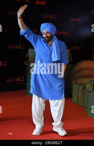 Mumbai, Indien. 11. Aug. 2023. Bollywood-Schauspieler Sunny Deol winkt den Medien zu, wenn er zur Premiere seines Films „Gadar 2“ in Mumbai kommt. (Foto: Ashish Vaishnav/SOPA Images/Sipa USA) Guthaben: SIPA USA/Alamy Live News Stockfoto