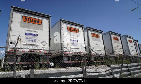 St. Louis, Usa. 11. Aug. 2023. Die LKWs auf der Yellow Freight Werft sind immer noch ungenutzt, Wochen nachdem das 100 Jahre alte Speditionsunternehmen in St. bekannt gegeben hat, dass es Konkurs anmelden will Louis am Freitag, den 11. August 2023. Die Entscheidung des Speditionsunternehmens wird zum Verlust von etwa 30.000 Arbeitsplätzen führen. Das Speditionsunternehmen erhielt während der Pandemie $700 Millionen Dollar von der Bundesregierung. Foto von Bill Greenblatt Credit: UPI/Alamy Live News Stockfoto