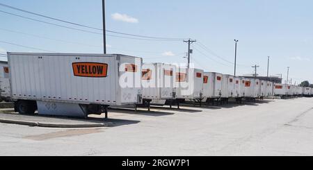 St. Louis, Usa. 11. Aug. 2023. Die LKWs auf der Yellow Freight Werft sind immer noch ungenutzt, Wochen nachdem das 100 Jahre alte Speditionsunternehmen in St. bekannt gegeben hat, dass es Konkurs anmelden will Louis am Freitag, den 11. August 2023. Die Entscheidung des Speditionsunternehmens wird zum Verlust von etwa 30.000 Arbeitsplätzen führen. Das Speditionsunternehmen erhielt während der Pandemie $700 Millionen Dollar von der Bundesregierung. Foto von Bill Greenblatt Credit: UPI/Alamy Live News Stockfoto