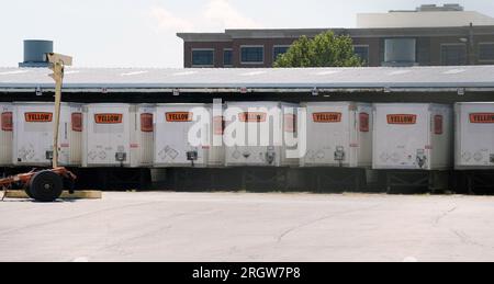 St. Louis, Usa. 11. Aug. 2023. Die LKWs auf der Yellow Freight Werft sind immer noch ungenutzt, Wochen nachdem das 100 Jahre alte Speditionsunternehmen in St. bekannt gegeben hat, dass es Konkurs anmelden will Louis am Freitag, den 11. August 2023. Die Entscheidung des Speditionsunternehmens wird zum Verlust von etwa 30.000 Arbeitsplätzen führen. Das Speditionsunternehmen erhielt während der Pandemie $700 Millionen Dollar von der Bundesregierung. Foto von Bill Greenblatt Credit: UPI/Alamy Live News Stockfoto