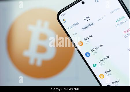 New York, USA - 6. August 2023: Bitcoin-Preis in der Binance App auf Smartphone-Bildschirm Nahaufnahme mit verschwommenem Logo-Hintergrund Stockfoto